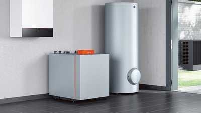 Ein Heizungsraum mit einem Waermepumpen Heizsystem
